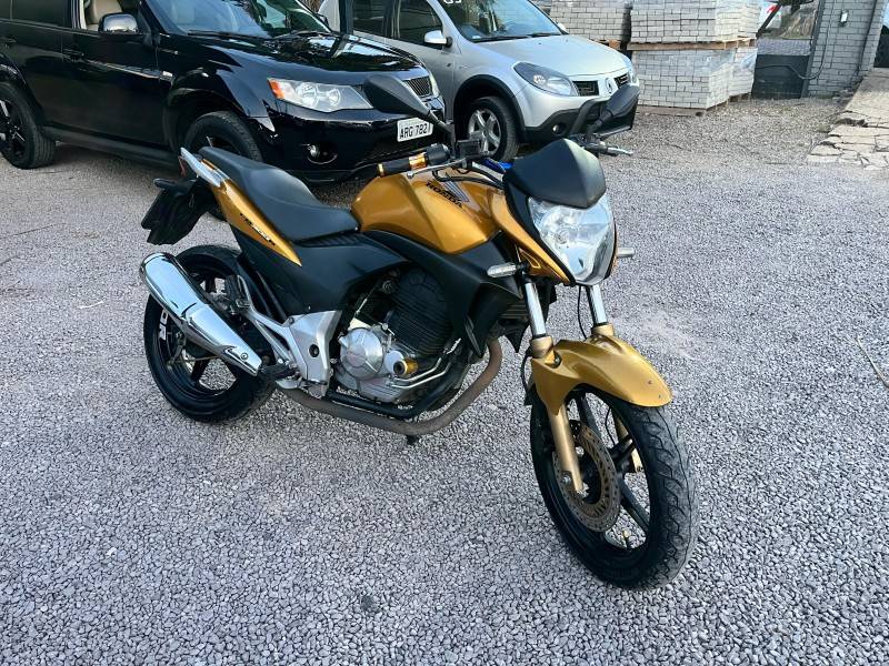 HONDA - CB 300R - 2010/2010 - Amarela - R$ 11.900,00