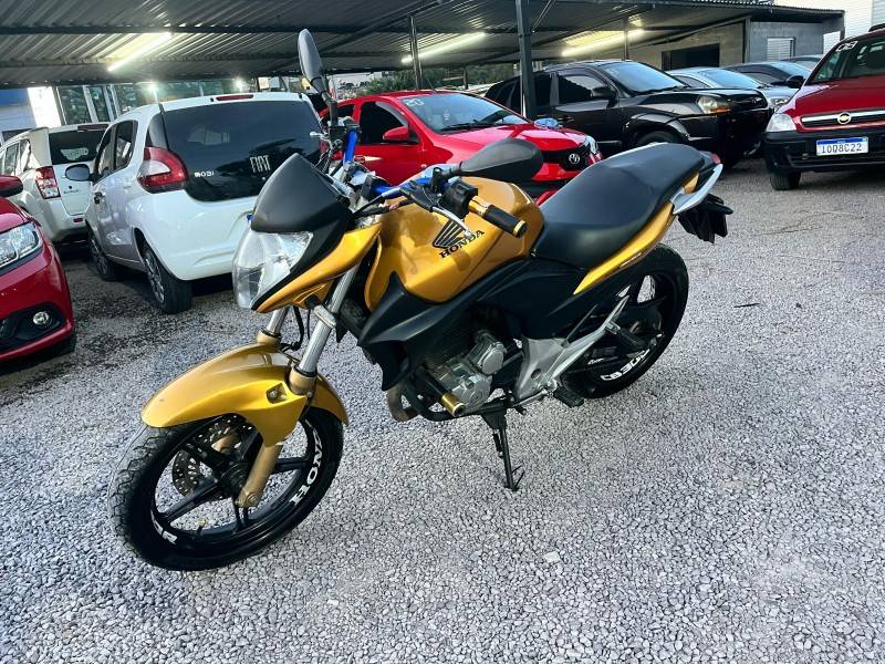 HONDA - CB 300R - 2010/2010 - Amarela - R$ 11.900,00