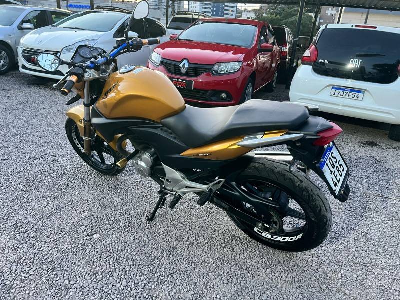 HONDA - CB 300R - 2010/2010 - Amarela - R$ 11.900,00