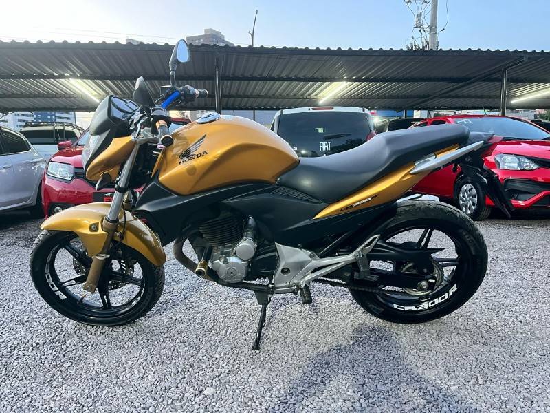 HONDA - CB 300R - 2010/2010 - Amarela - R$ 11.900,00