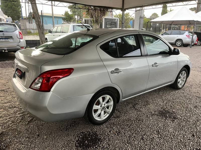NISSAN - VERSA - 2012/2013 - Prata - R$ 38.900,00