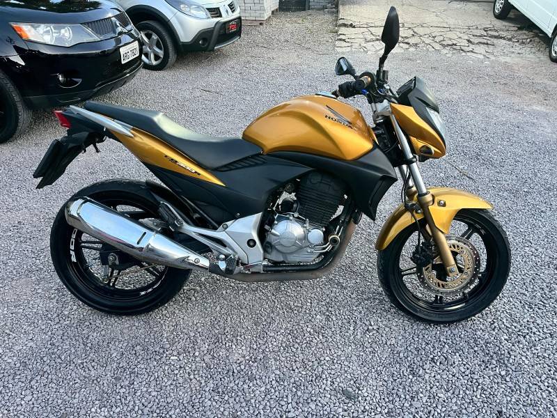 HONDA - CB 300R - 2010/2010 - Amarela - R$ 11.900,00